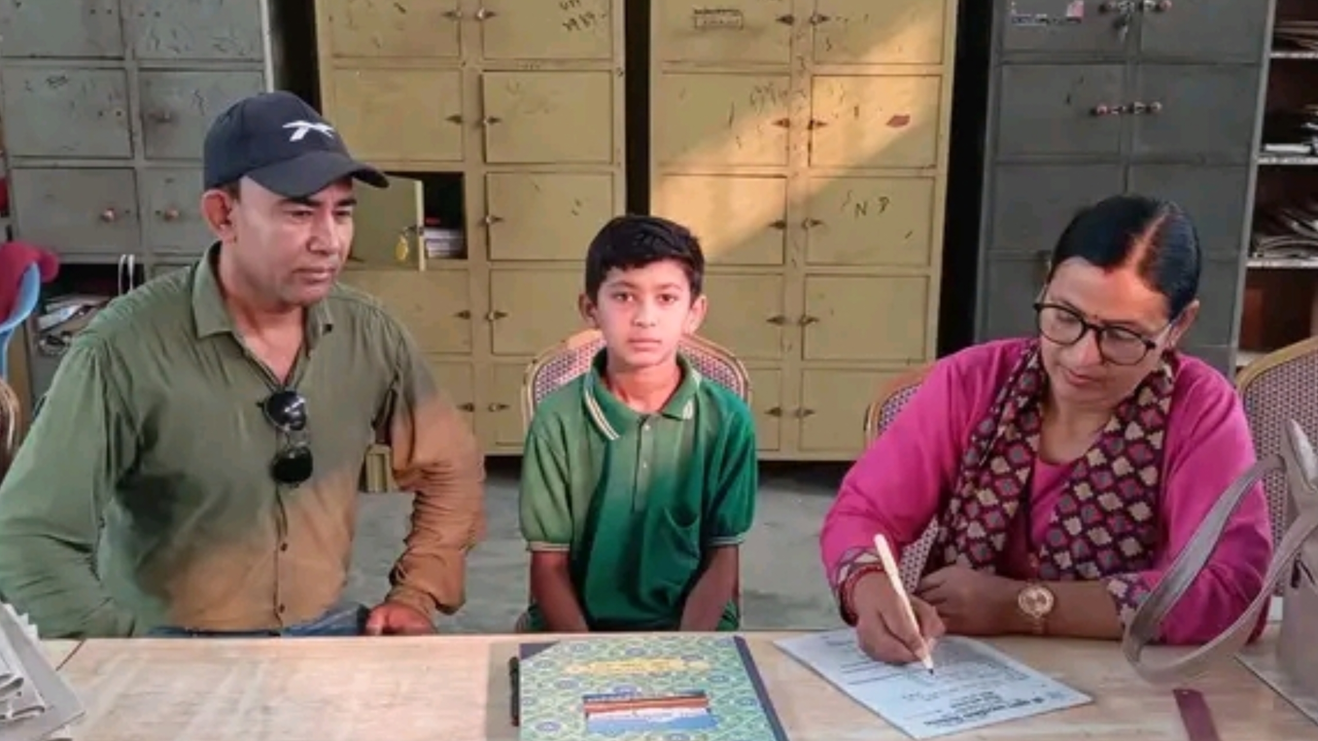 कृष्णपुर-२ का वडा सदस्य सिंहले गरे आफ्ना छोरालाई सामुदायिक विद्यालयमा भर्ना